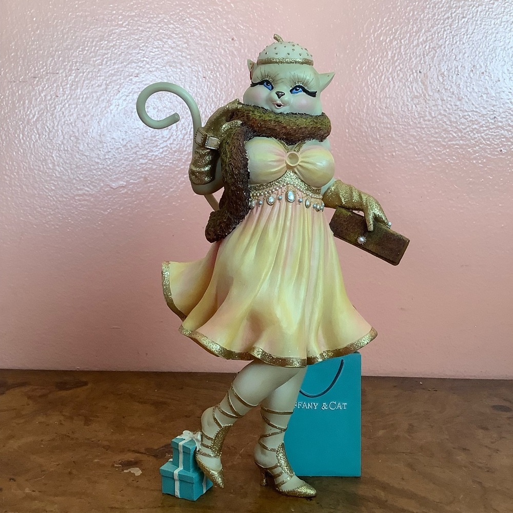 Margaret Le Van Alley Cats Persia Gourmet Cat Figurine. Glamorous 8.25”